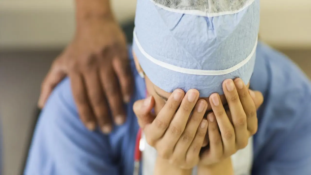 طبيبة مزيفة تثير جدلًا واسعًا في مصر بقصة “كنسنا الأمعاء”
